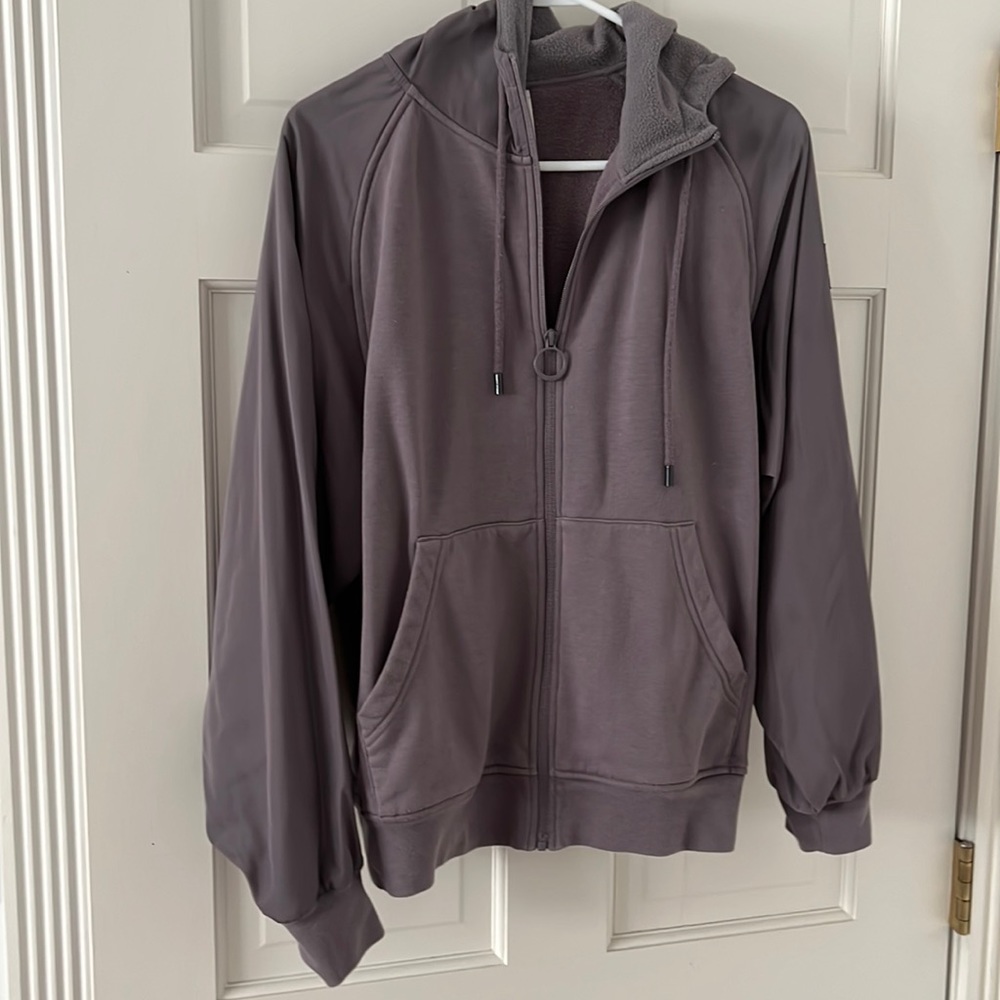 ALO Yoga on the go Lavender sweatshirt